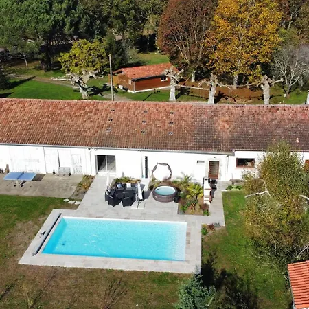 Holiday home Location Maison Avec Piscine Sauna Proche Plages